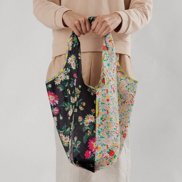 Woman holding Baggu Standard Rhian Daisy Floral Mix Resusable Bag