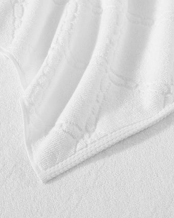 Banton Jacquard White 6 Piece Towel Set - View of hem on towels