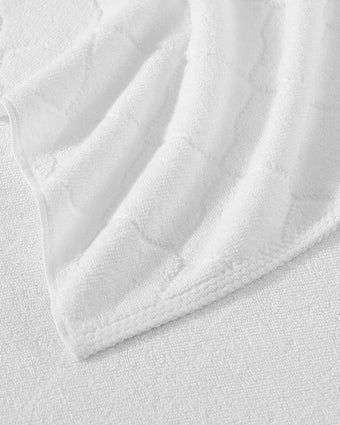 Maude Solid Jacquard White Quick Dry Cotton Terry 6 Piece Towel Set - View of hem on towel