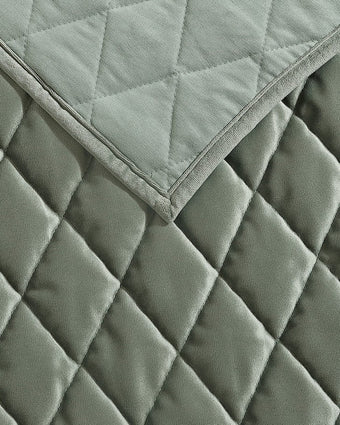 Solid Diamond Stitch Dark Green Velvet Quilt Bonus Set view of hem on quilt 
