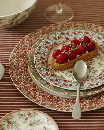 Stockbridge Set of 4 Dinner Plates - View of plates on a table setting